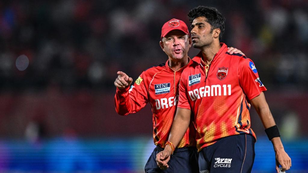 Ricky Ponting Caught Warning Shashank Singh After Horrendous Field Day vs LSG